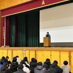 R6.12.17　県立川西緑台高等学校１年生の「総合的な探求の時間」の授業の一環として、各クラスの代表チームの発表を審査し、地域ビジョンの観点から各チームに講評を行いました。